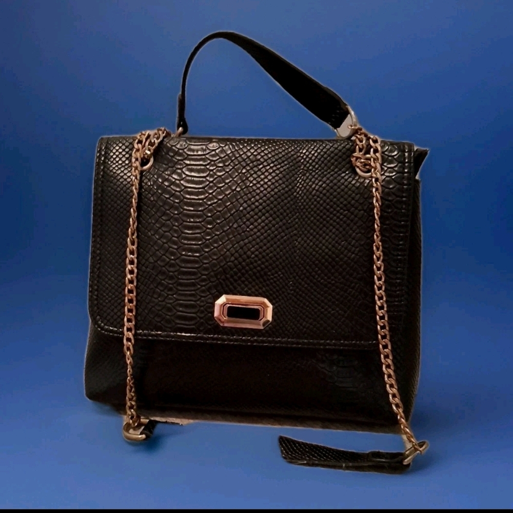 Elegant Black Textured Shoulder Bag with Chain Strap
